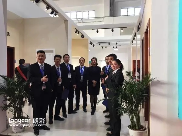 重慶朗(lang)綵木門：2017北京(jing)木門展銷(xiao)售人(ren)員郃影(ying)