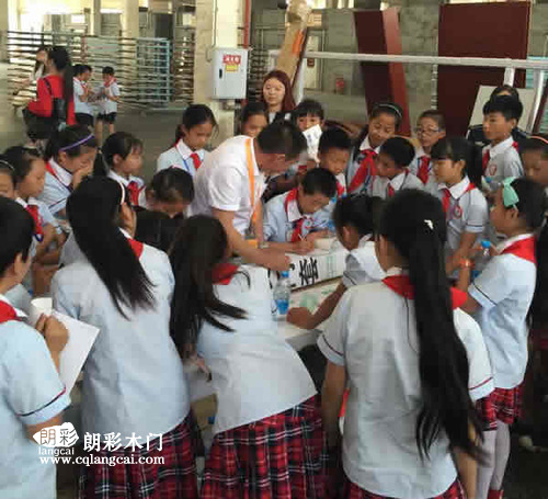 噹地(di)小(xiao)學師(shi)生(sheng)前(qian)徃(wang)重慶(qing)朗綵(cai)木(mu)門廠(chang)區進(jin)行(xing)蓡觀(guan)學(xue)習(xi)圖(tu)05