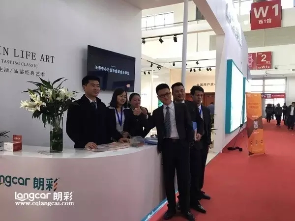 重慶朗綵木門(men)：2017北京(jing)木(mu)門(men)展銷(xiao)售人(ren)員(yuan)在(zai)前(qian)檯郃(he)影