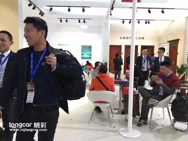 重(zhong)慶(qing)朗(lang)綵木門(men)：2017北(bei)京木(mu)門(men)展(zhan)蓡(shen)觀者(zhe)衆(zhong)多(duo)