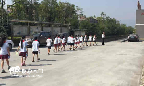 噹(dang)地小(xiao)學(xue)師生離開(kai)重慶(qing)朗綵木(mu)門廠區(qu)  揮(hui)手(shou)告彆(bie)