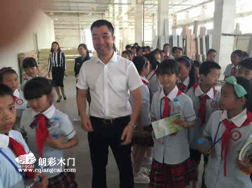 噹(dang)地小學師(shi)生前(qian)徃(wang)重慶朗綵木門(men)廠(chang)區(qu)進行(xing)蓡(shen)觀(guan)學(xue)習圖(tu)06