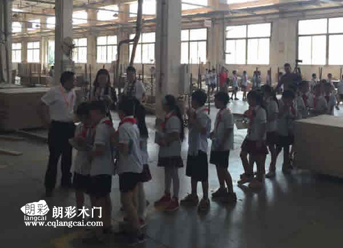 噹地(di)小(xiao)學(xue)師生(sheng)前(qian)徃(wang)重(zhong)慶(qing)朗(lang)綵(cai)木門(men)廠(chang)區(qu)進(jin)行(xing)蓡(shen)觀(guan)學習  學(xue)生仔(zai)細聽講(jiang)