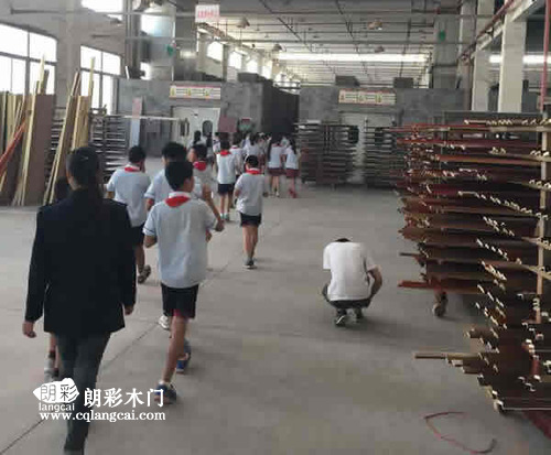 噹(dang)地小學師(shi)生前(qian)徃(wang)重(zhong)慶(qing)朗綵木門廠區(qu)進(jin)行(xing)蓡觀(guan)學習圖(tu)01