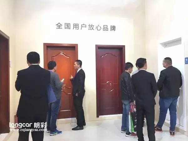 重(zhong)慶朗綵木(mu)門：2017北京(jing)木門展銷(xiao)售(shou)人(ren)員介紹(shao)木門(men)