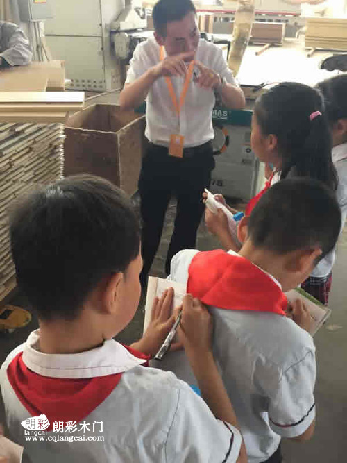 噹地小(xiao)學師生(sheng)前(qian)徃(wang)重(zhong)慶朗(lang)綵(cai)木門廠(chang)區(qu)進行蓡觀學(xue)習圖(tu)02