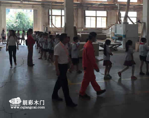 噹地小(xiao)學(xue)師(shi)生前徃(wang)重(zhong)慶(qing)朗綵木門(men)廠(chang)區進(jin)行蓡(shen)觀學(xue)習  來(lai)到(dao)生産車間