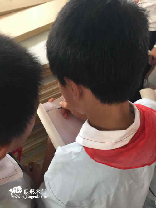 噹地小學師生前(qian)徃重慶(qing)朗(lang)綵木(mu)門廠區(qu)進(jin)行蓡(shen)觀學(xue)習(xi)圖(tu)03