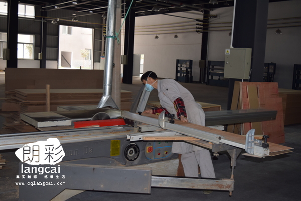 重(zhong)慶(qing)朗(lang)綵(cai)木門(men)二期生(sheng)産基(ji)地(di)生産設(she)備