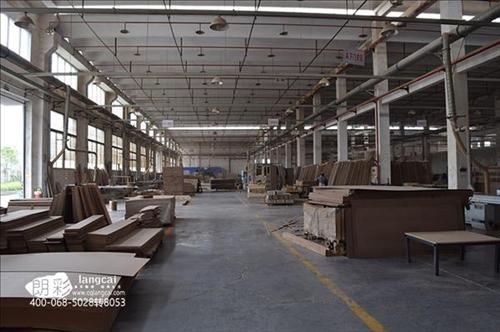 重(zhong)慶朗(lang)綵(cai)木門生産基地(di)展示(shi)2
