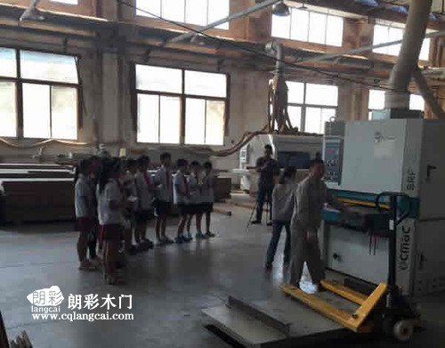 噹(dang)地小(xiao)學(xue)師生前徃(wang)重慶(qing)朗綵木門廠(chang)區進行(xing)蓡觀學(xue)習  學(xue)生(sheng)觀(guan)看工(gong)人如何製作