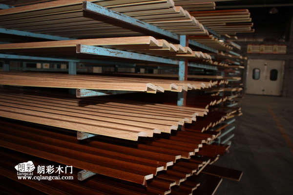 重(zhong)慶(qing)朗(lang)綵(cai)木(mu)門廠區(qu)內部(bu)3