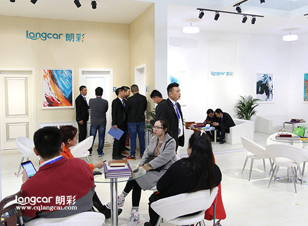 重(zhong)慶(qing)朗綵木門(men)：2017北(bei)京木門展(zhan)洽談區(qu)人(ren)員衆(zhong)多(duo)