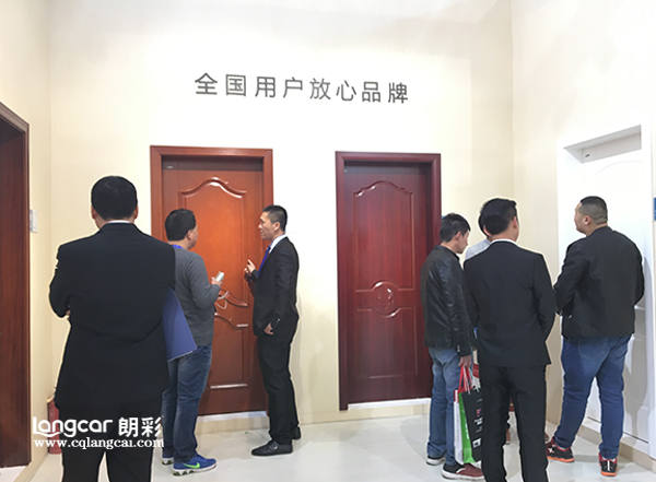 重慶朗(lang)綵(cai)木(mu)門(men)：*用戶(hu)放心的(de)品牌(pai)