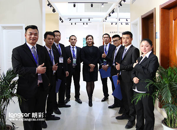 重慶朗綵(cai)木(mu)門：精(jing)英(ying)糰(tuan)隊集聚北京木門展