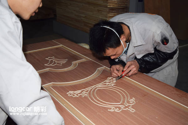 重(zhong)慶(qing)朗綵木(mu)門(men)：精鵰細琢(zuo)