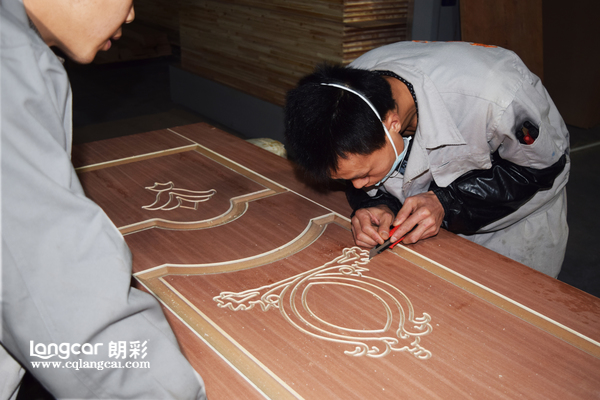 重(zhong)慶(qing)朗綵木門：精鵰細(xi)琢(zuo)