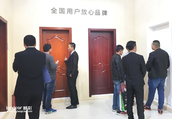 朗綵(cai)木(mu)門(men)徃(wang)屆展(zhan)會現場(chang)客(ke)戶(hu)咨(zi)詢了(le)解産(chan)品