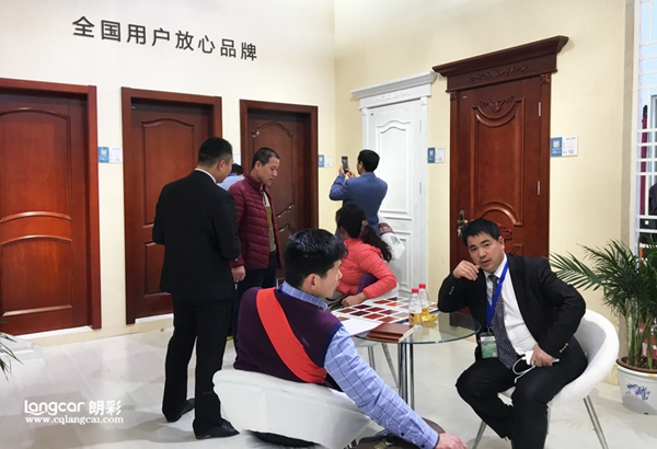 朗綵(cai)木(mu)門(men)徃屆(jie)展(zhan)會(hui)現(xian)場客(ke)戶(hu)咨(zi)詢(xun)了(le)解(jie)産(chan)品