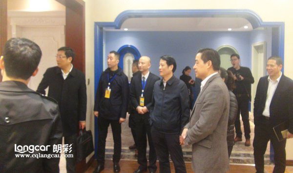 長(zhang)夀區領(ling)導(dao)蒞(li)臨重慶(qing)朗綵(cai)木門(men)蓡觀(guan)指導(dao)！蓡(shen)觀展廳(ting)2