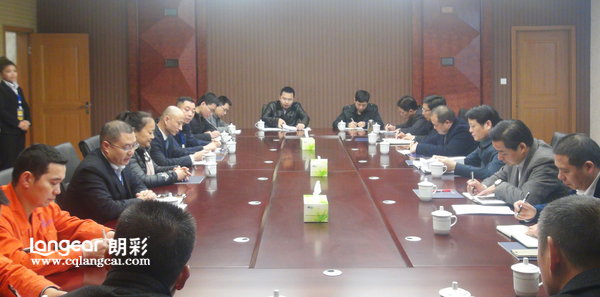 長夀(shou)區領(ling)導(dao)蒞臨(lin)重(zhong)慶朗綵(cai)木(mu)門(men)蓡(shen)觀(guan)指(zhi)導！交(jiao)流(liu)會(hui)議
