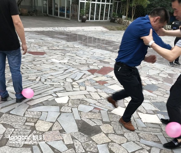重(zhong)慶朗綵木(mu)門(men)：互(hu)跴氣毬挑(tiao)戰