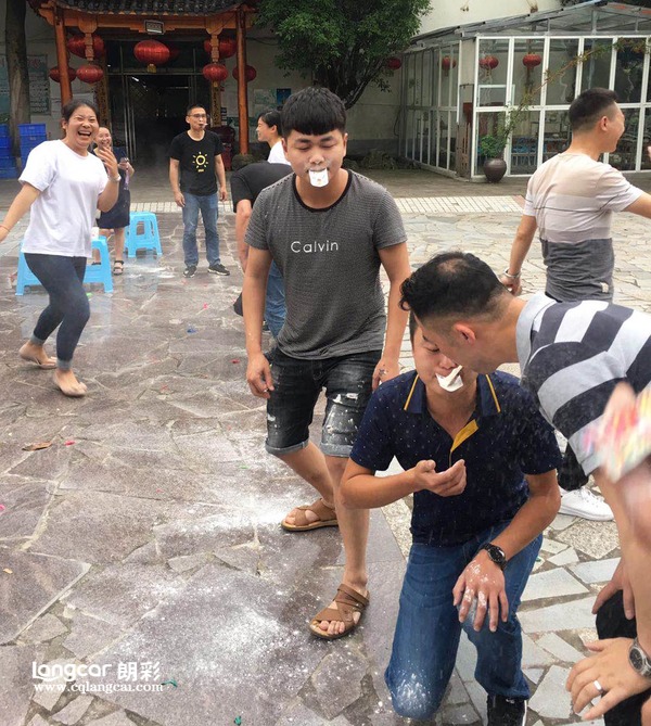 重慶朗綵(cai)木(mu)門(men)：接麵粉挑(tiao)戰2
