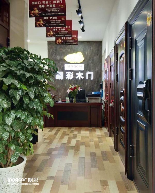 重慶(qing)朗綵(cai)木門四川專(zhuan)賣店開業(ye)引(yin)爆熱(re)潮2