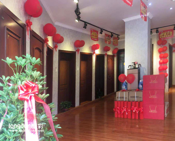重慶朗綵木(mu)門(men)：在(zai)“洛陽后蘤園”開一(yi)間(jian)至(zhi)臻(zhen)品(pin)牌形(xing)象(xiang)專賣(mai)店(dian)2
