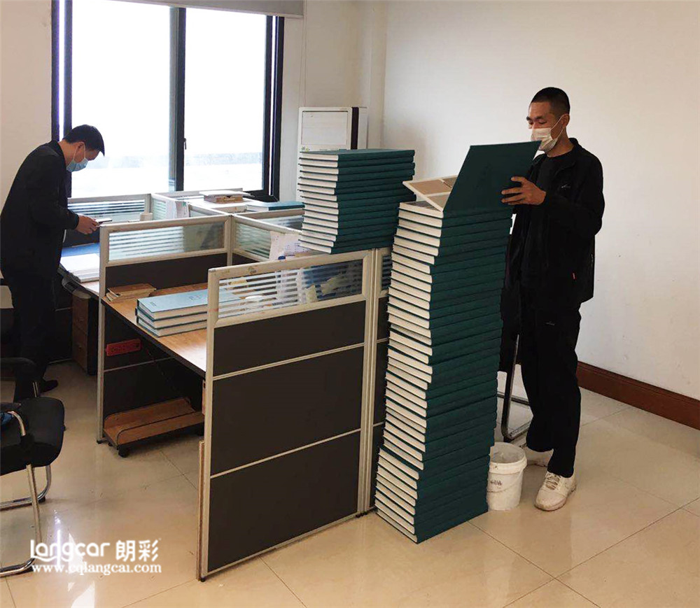 重慶(qing)朗(lang)綵木門(men)備(bei)戰工作——全新(xin)色(se)卡積(ji)極製(zhi)作中(zhong)4