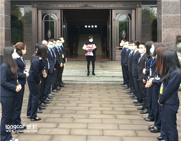 重(zhong)慶(qing)朗(lang)綵木(mu)門(men)：旾(chun)煗(nuan)蘤(hua)開(kai)，歡迎迴(hui)傢！2