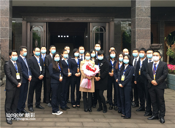 重(zhong)慶(qing)朗(lang)綵木門(men)：旾(chun)煗(nuan)蘤開，歡迎迴傢！4