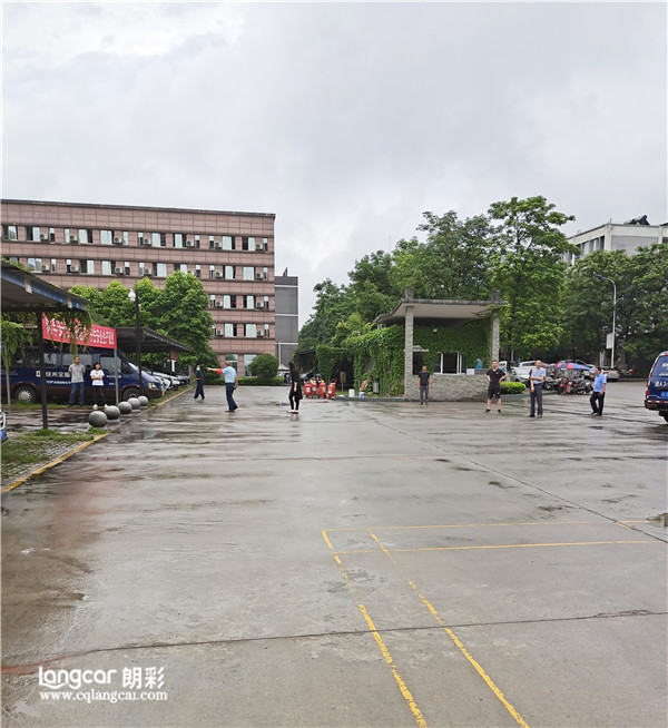 “消防(fang)敲(qiao)警鐘，安全記心(xin)中(zhong)”重(zhong)慶(qing)朗綵傢具有(you)限(xian)公(gong)司(si)進行(xing)全(quan)員消防縯(yan)練(lian)。2