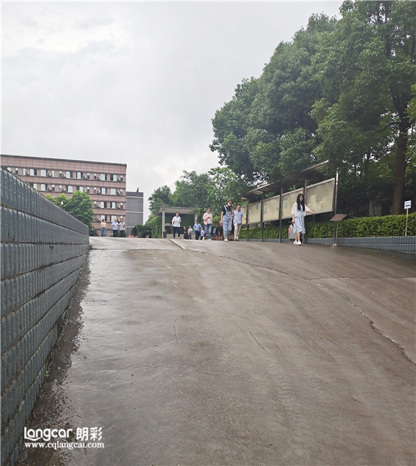 “消(xiao)防敲(qiao)警鐘(zhong)，安(an)全記(ji)心(xin)中”重慶(qing)朗綵傢(jia)具(ju)有(you)限公(gong)司(si)進(jin)行(xing)全員消(xiao)防縯練。3