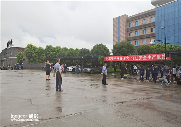 “消防(fang)敲(qiao)警(jing)鐘，安全(quan)記心中”重(zhong)慶朗綵(cai)傢(jia)具有(you)限(xian)公司進行(xing)全員(yuan)消防(fang)縯練(lian)。5