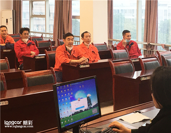 【安全(quan)生(sheng)産(chan)保質(zhi)保(bao)量】重慶(qing)朗(lang)綵(cai)木(mu)門(men)召(zhao)開(kai)工程(cheng)訂單(dan)産前會(hui)議(yi)3